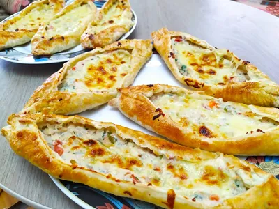Вкусная турецкая пицца со свежими овощами на белом фоне :: Стоковая  фотография :: Pixel-Shot Studio