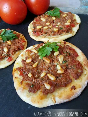 Турецкая пицца Pide с вертикалью говядины и конца-вверх овощей Стоковое  Фото - изображение насчитывающей тесто, деревенский: 57099716