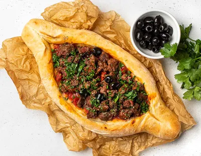 Рецепт блюда Пиде с говядиной (Турецкая пицца) по шагам с фото и временем  приготовления
