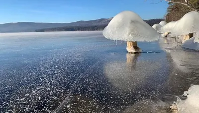 Ледяные грибы на озере Тургояк Челябинской области, фото