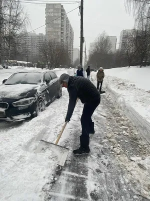 Заснеженная природа и уборка снега