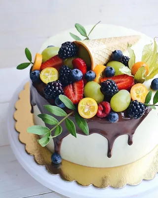 Украшение торта фруктами фотографии