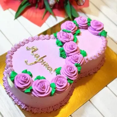 Картинка торта с фиолетовыми тюльпанами и декоративными зайчиками