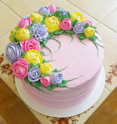 Изображение торта со вкусной клубникой и свежими цветами