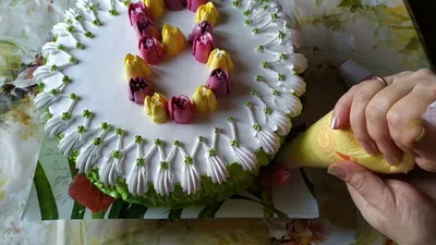 Украшение торта весенними цветами и блестками