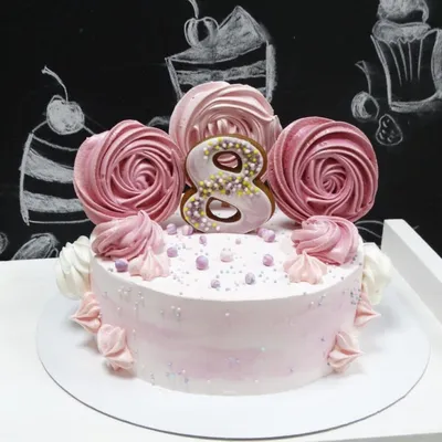 Изображение торта с яркими тюльпанами и шоколадными конфетами