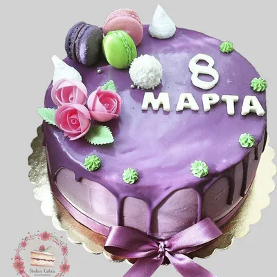 Изображение торта с декоративными сердечками и блестками