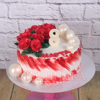 Изображение торта с пастельным оформлением и малиновыми ягодами