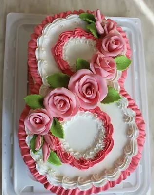 Украшение торта розовыми розами и голубой глазурью