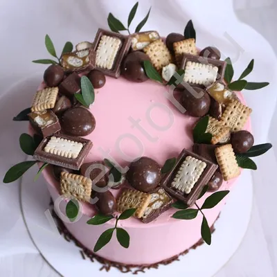 Фото торта с шоколадными крошками и щепоткой корицы