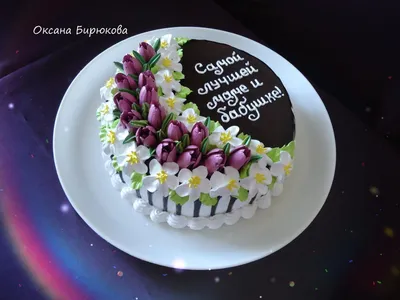 Оригинальный торт с цветами и декоративной проволокой
