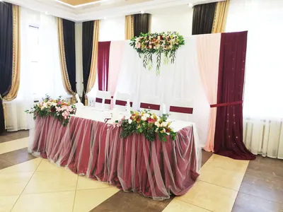 Заказать украшение президиума стола молодоженов в Москве на свадьбу из ткани  и шаров