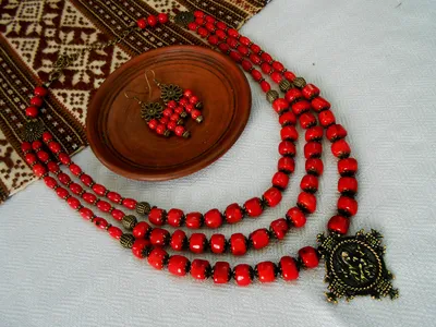 серьги коралла изолировали красный серебр Стоковое Фото - изображение  насчитывающей украшение, декоративно: 17397392