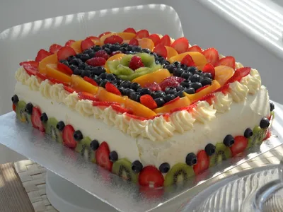 Изображение торта с нарезанными фруктами сверху
