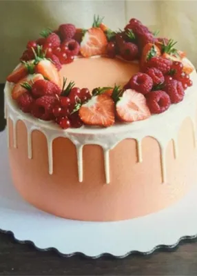 Изображение торта с свежими фруктами на верхушке
