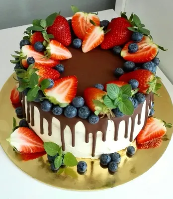 Изображение торта с фруктами на фоне