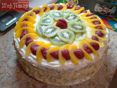 Украшенный фруктовой композицией торт: скачать бесплатно