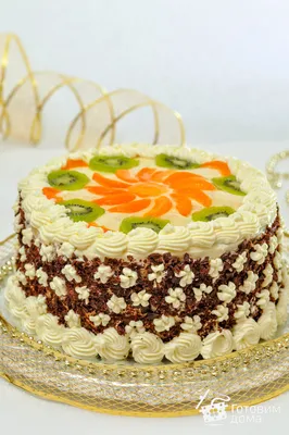 Изображение торта с фруктами и шоколадной глазурью