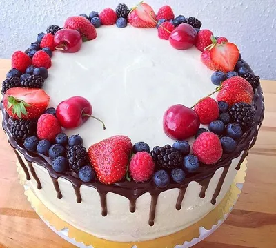 Картинка торта с фруктами на столе