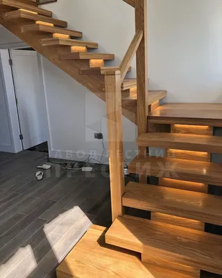 Лестница на второй этаж в деревянном доме
