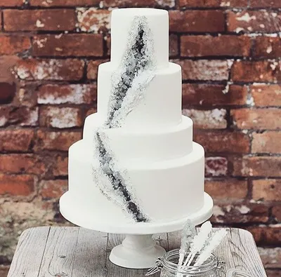 Уникальные торты с \"кристаллами\" внутри | Geode cake wedding, Geode cake,  Wedding cake rock