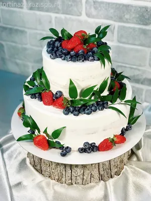 Cake Buro - Тренды свадебных тортов ⠀ Свадебная мода – это не только белые  платья. Она распространяется и на торты! Предлагаем вам подборку актуальных  тенденций для вдохновения ✨ ⠀ 🤍 Эффект металлик