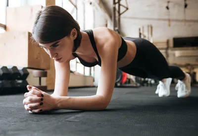 CrossFit DIP Кольцо Двое Мужчин Тренировки В Тренажерном Зале Упражнение  Погружения Фотография, картинки, изображения и сток-фотография без роялти.  Image 17050515