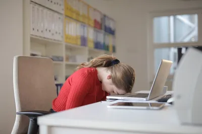 Хроническая усталость!? Что делать? Почему возникает усталость при работе  за компьютером? Как снять усталость при помощи Танцующего стула?