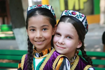 Узбекские дети на фоне красоты: стильные картинки для скачивания
