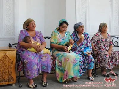 Узбекские женщины в традиционных платьях