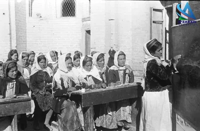 Узбекские женщины в традиционных головных уборах
