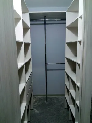 узкая гардеробная | Обновление шкафа, Реконструкция шкафа, Длинный узкий  шкаф