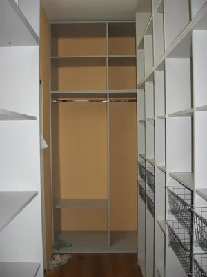 Длинная и узкая гардеробная комната, переделанная из советской кладовки в  хрущевке.