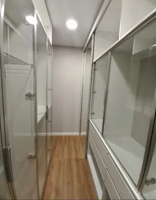 Узкая гардеробная комната на заказ по индивидуальным размерам в длинном  коридоре хрущевки.