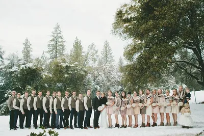 В чем пойти на свадьбу зимой 2024 года — зимние наряды и платья для гостьи  девушки