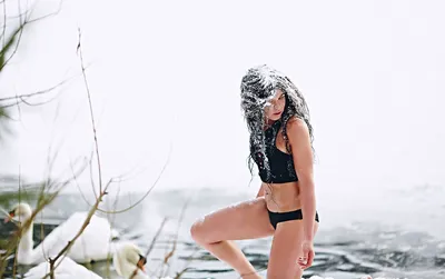 Одеяние смелых: фото купальников на снежном фоне