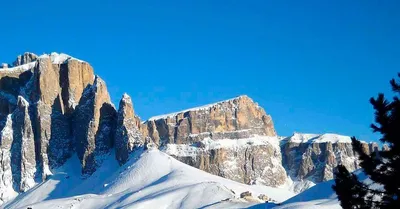 Горнолыжный курорт зимой доломитовые альпы. канацеи, валь-ди-фасса, италия.  зимние каникулы, туристические направления | Премиум Фото
