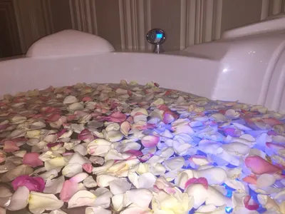 Ванна с лепестками роз фото фотографии