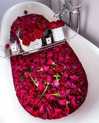 Ванна с лепестками роз и свечами фото фотографии