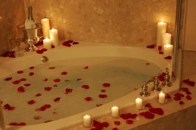 Молочная ванна с лепестками роз,…» — создано в Шедевруме