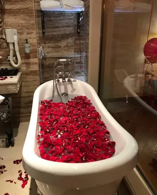 Ванна с пеной и лепестками роз, …» — создано в Шедевруме