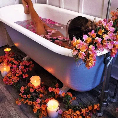 Ванна с лепестками роз - красивые фото