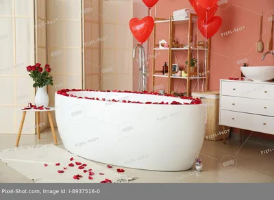 Примите ванну с лепестками роз и свечами. Романтический вечер в й стоковое  фото ©april_89 151056102