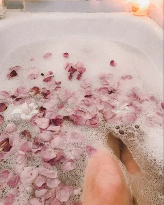 Девушка лежит в ванной комнате с лепестками розы Ванна здоровья с розами  Стоковое Фото - изображение насчитывающей красивейшее, женщина: 115445486