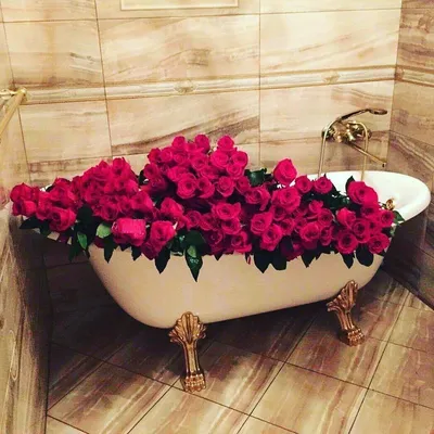Лепестки роз в ванной - красивые фото