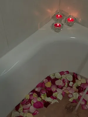 Стильная плитка в ванную комнату на стену, панно розы