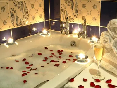 Интерьер ванной комнаты, украшенной ко Дню святого Валентина ванной, розами  и воздушными шарами :: Стоковая фотография :: Pixel-Shot Studio