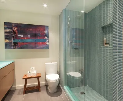 Все прозрачно: красивый интерьер мастер-спальни с ванной за стеклом