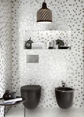 Золотая плитка-мозаика в ванной комнате