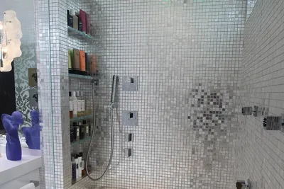 Керамическая мозаика в дизайне ванной комнаты